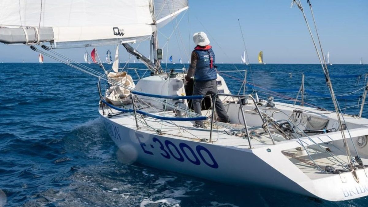 Juan Antonio Alarcón, actual dueño del barco, a bordo del 'Bribón VII' durante el XLVI Campeonat Interclubs Trofeu Jordi Vives.