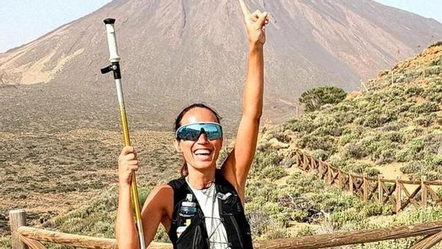 María Petit, señalando la cumbre del Teide. |