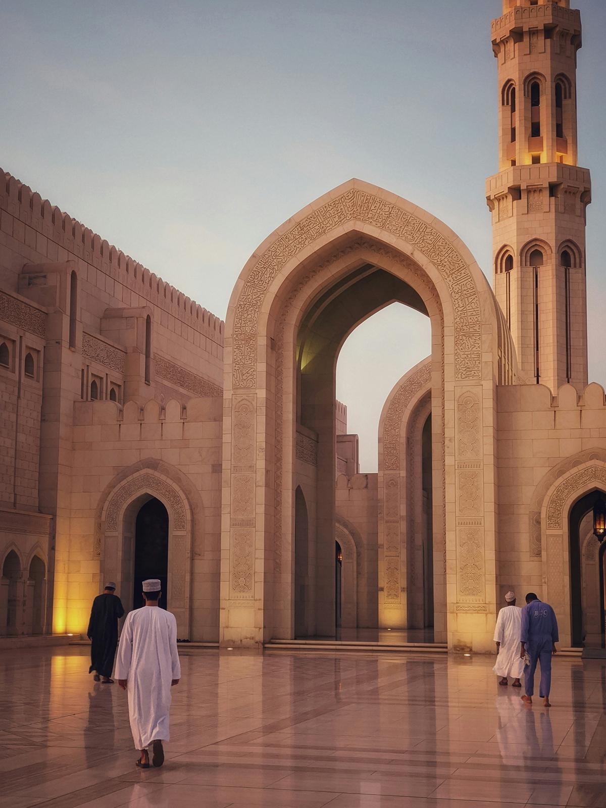 La Gran Mezquita del Sultán Qaboos, en Mascate, resume la elegancia monumental de la arquitectura islámica en Omán.