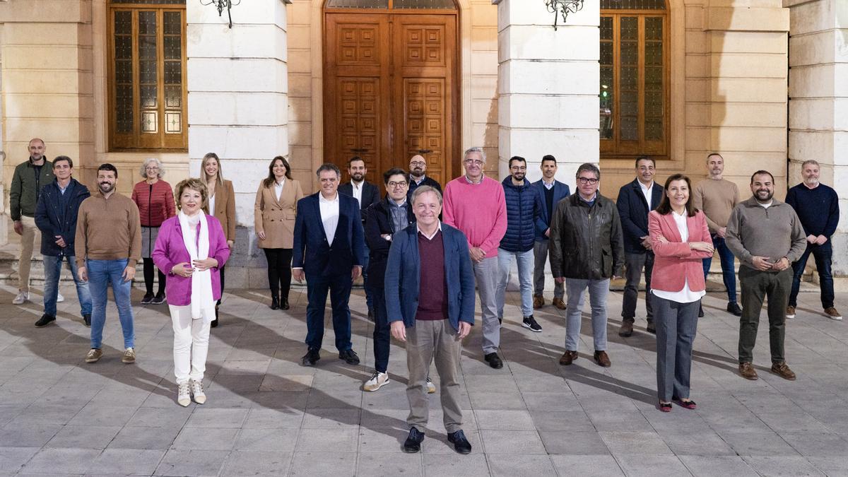El Comité de Campaña del PP, con Juan Carlos Moragues, este miércoles ante la fachada del ayuntamiento.