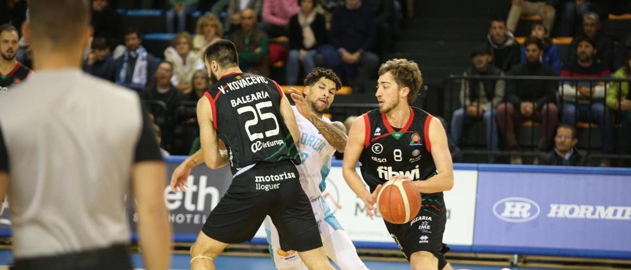 David Font bota el balón durante el partido ante el Hestia Menorca.