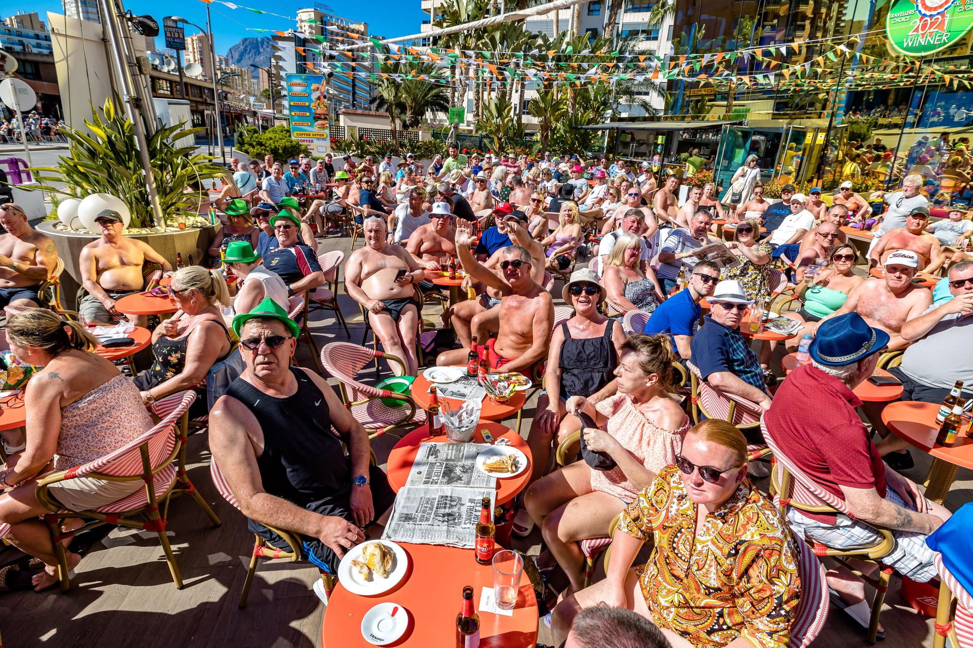 La zona inglesa de Benidorm se prepara para celebrar Sant Patrick