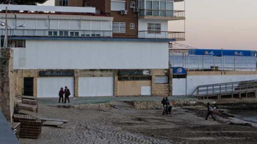 Construcción junto a la playa de la Albufereta que invade el dominio público, según Costas.