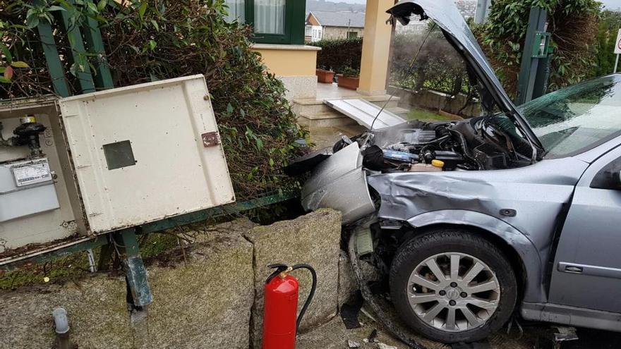 Un coche se empotra contra un muro tras ser embestido por otro en Oleiros