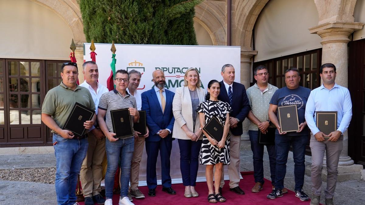 Autoridades posan tras la firma de los convenios del programa Rehabitare con ocho Ayuntamientos.