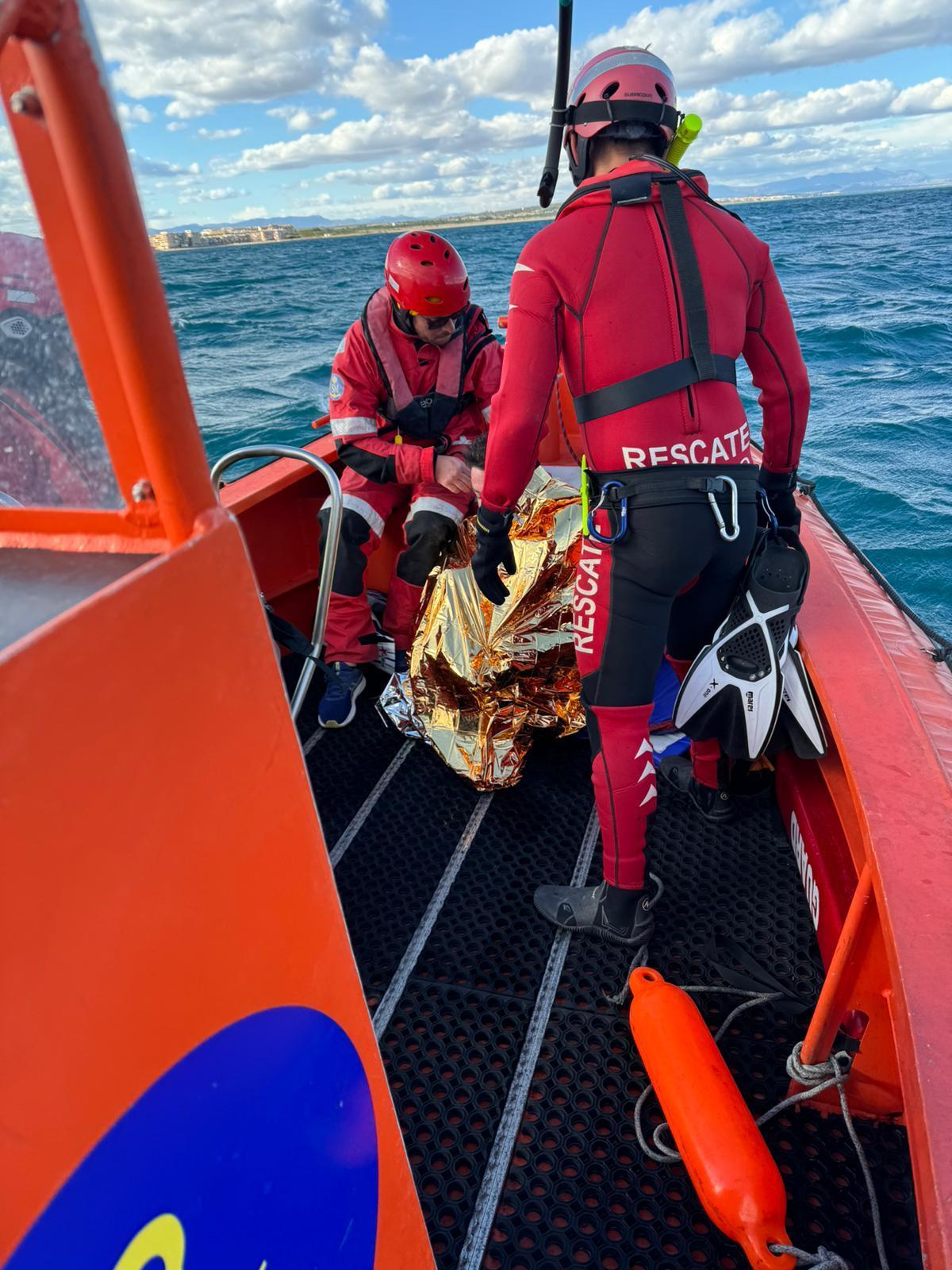 Rescate de Salvamento Marítimo este domingo de un hombre al que se le averió su moto náutica en Torrevieja