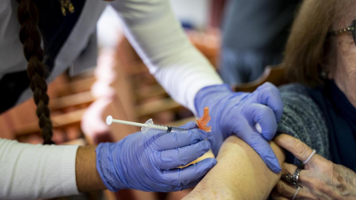 Una persona mayor recibe la vacuna