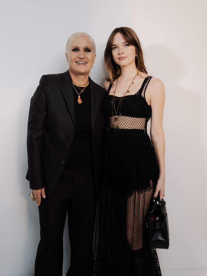 La directora creativa de Dior Mujer, Maria Grazia Chiuri, con Stella Banderas Griffith, en el desfile de la casa francesa. ©