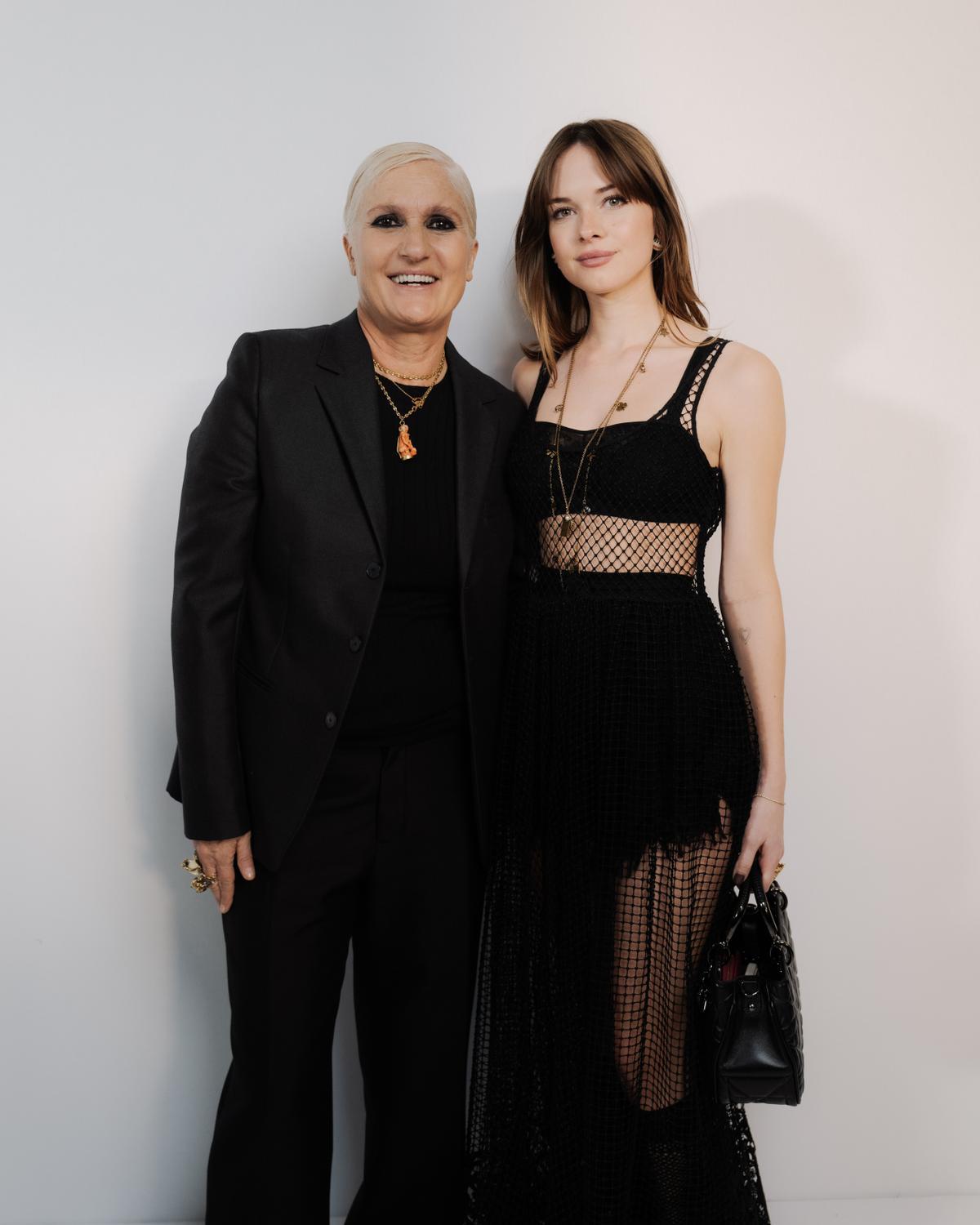 La directora creativa de Dior Mujer, Maria Grazia Chiuri, con Stella Banderas Griffith, en el desfile de la casa francesa.