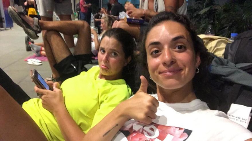 Marta Alonso y Sara García, el sábado en el aeropuerto de Manila.