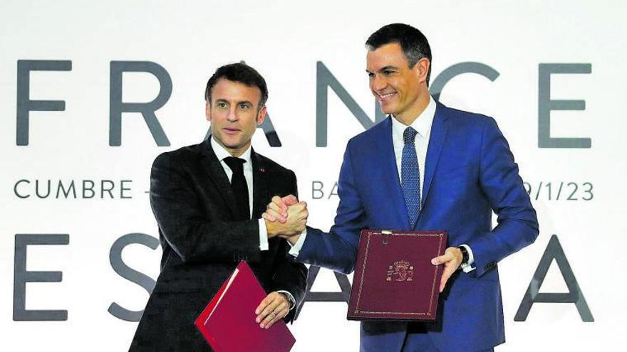 Macron y Pedro Sánchez, en la cumbre hispano-gala del pasado mes de enero en Barcelona. |   // ANDREU DALMAU