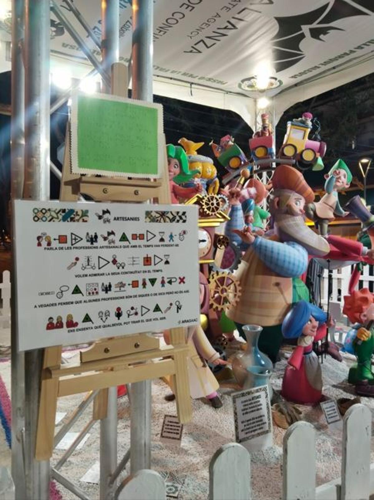 Pictogramas y descripción braile en el monumento infantil de Parque Alcosa.