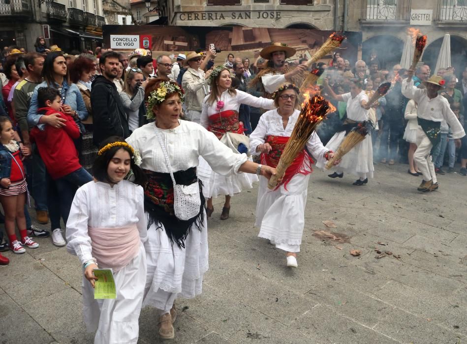La Festa dos Maios llena de color el Casco Vello y "espanta" el invierno con flores y música