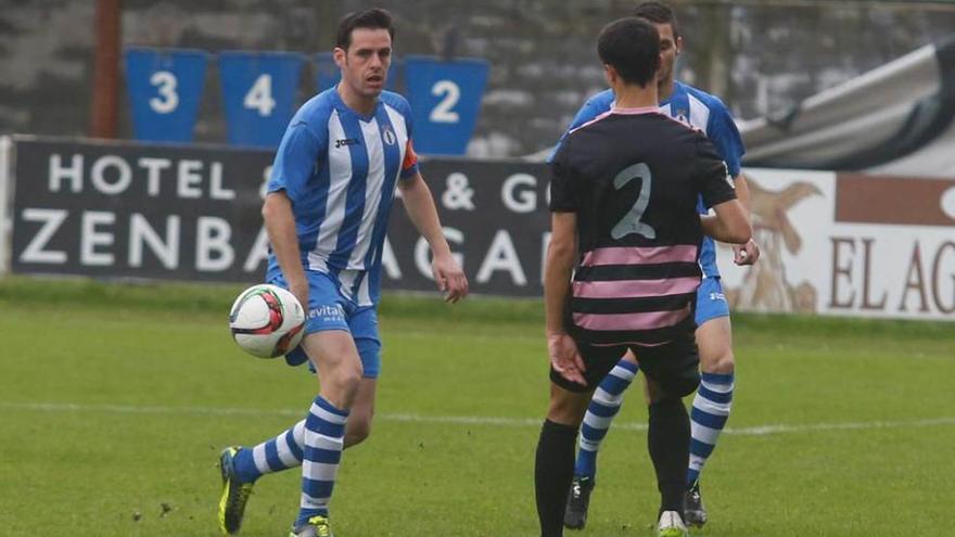 Pantiga, en un partido ante el Tuilla, con Borja Álvarez de espaldas.