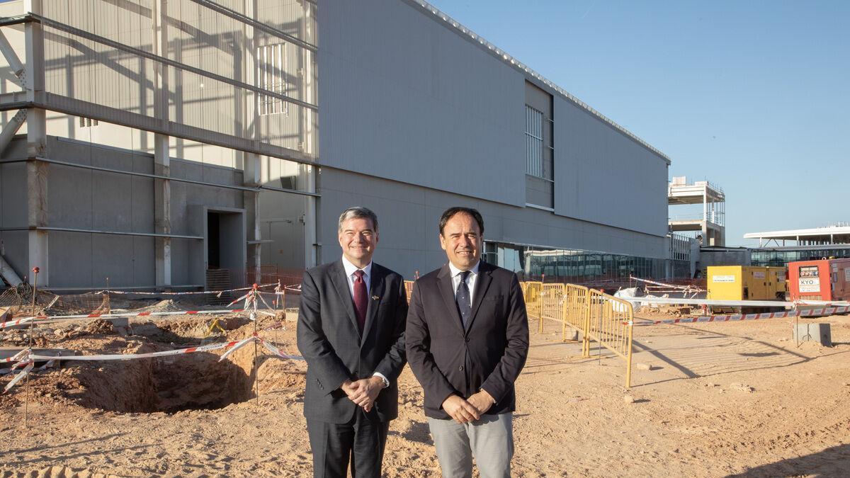 El vicepresidente de Edwards, con el jefe del Consell, en una visita a las obras de la planta de Moncada.