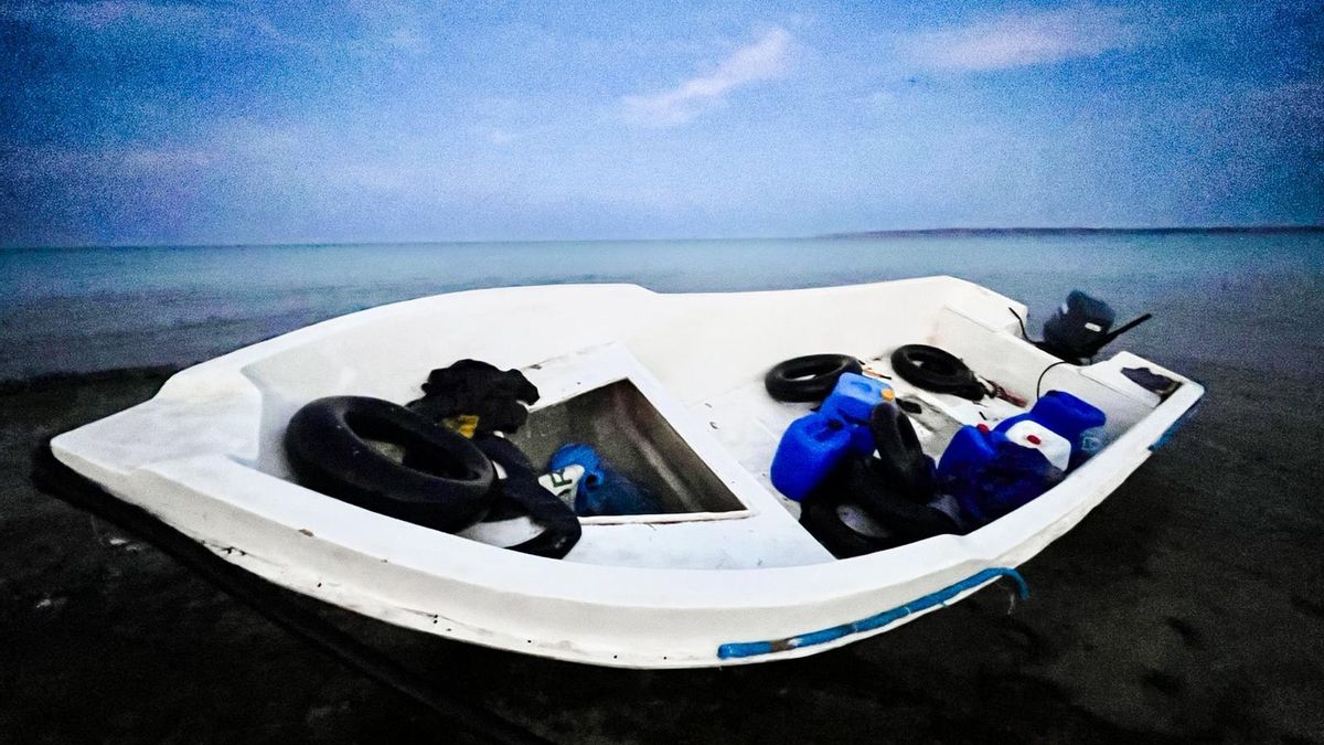 La paterar ha quedado varada en Migjorn, Formentera.