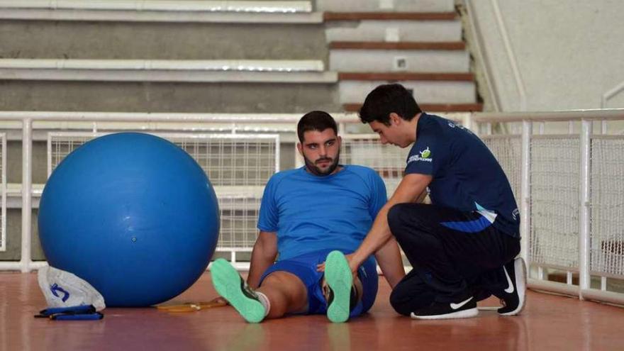 El pivote Samu Gómez es atendido por el fisio durante un entrenamiento. // G. Santos