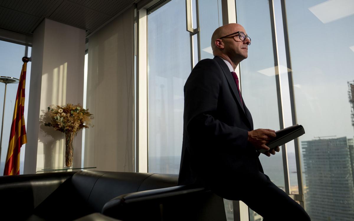 Barcelona 21.07.2026. Política. El nuevo Secretari General del Departament de Drets Socials i Inclusió de la Generalitat de Catalunya, Raúl Moreno, fotografiado en su despacho de la Conselleria. Fotografía de Jordi Cotrina