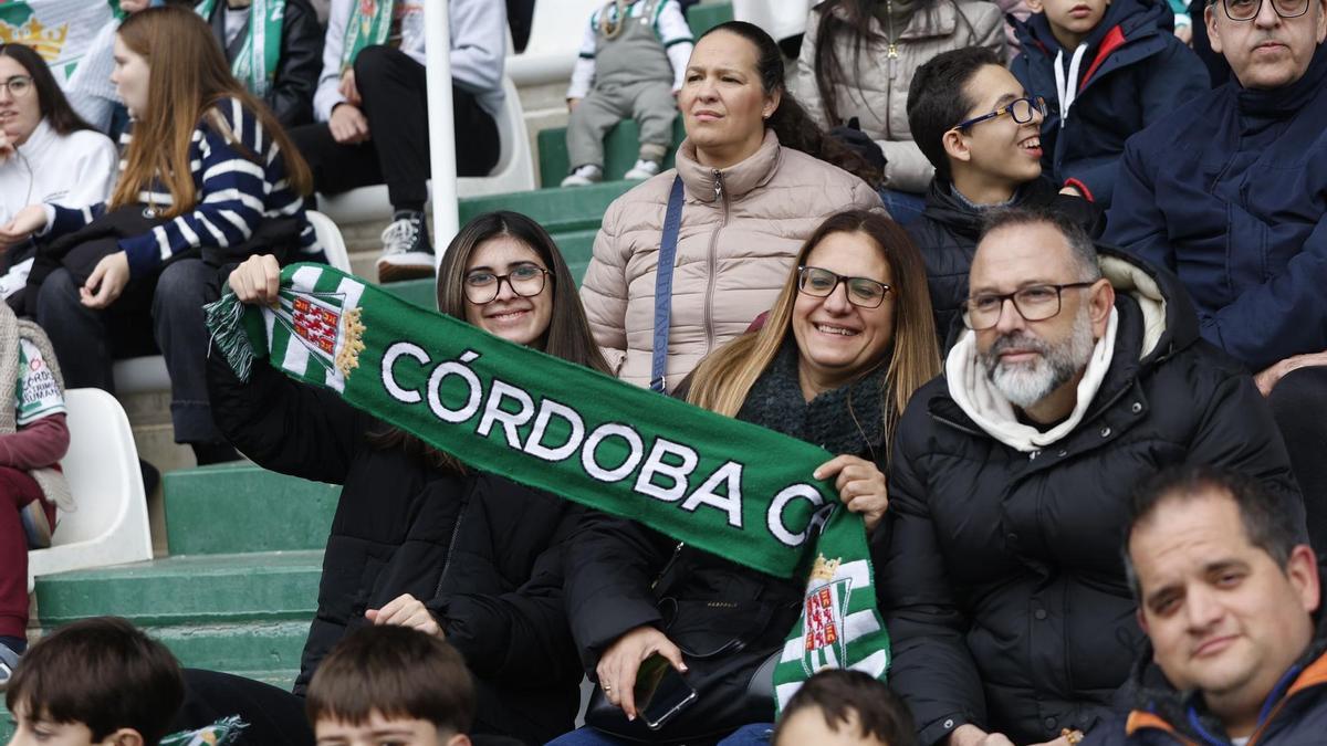 Unas aficionadas blanquiverdes, durante la sesión de entrenamiento a puerta abierta del Córdoba CF.