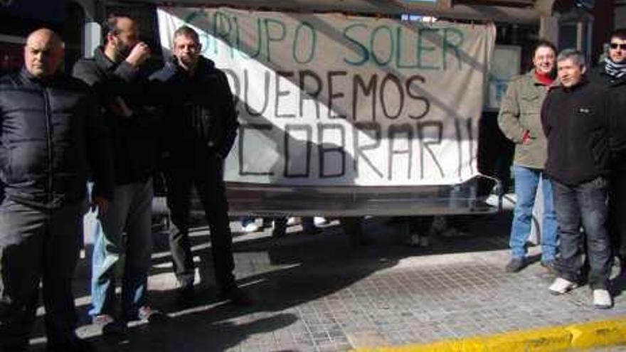 Un centenar de trabajadores se manifestó por los atrasos en las nóminas