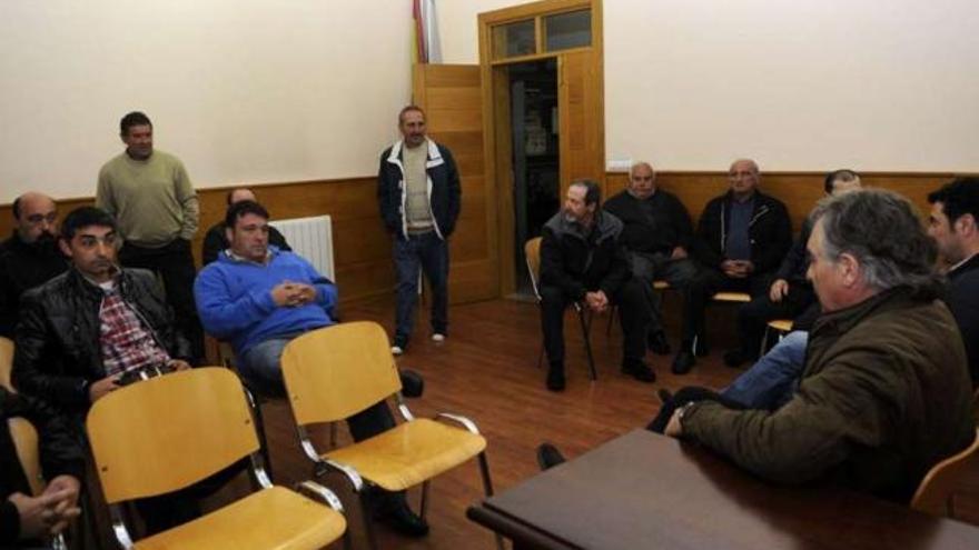 Un momento de la reunión entre el gobierno local y los directivos de las comunidades de montes.  // N. P.