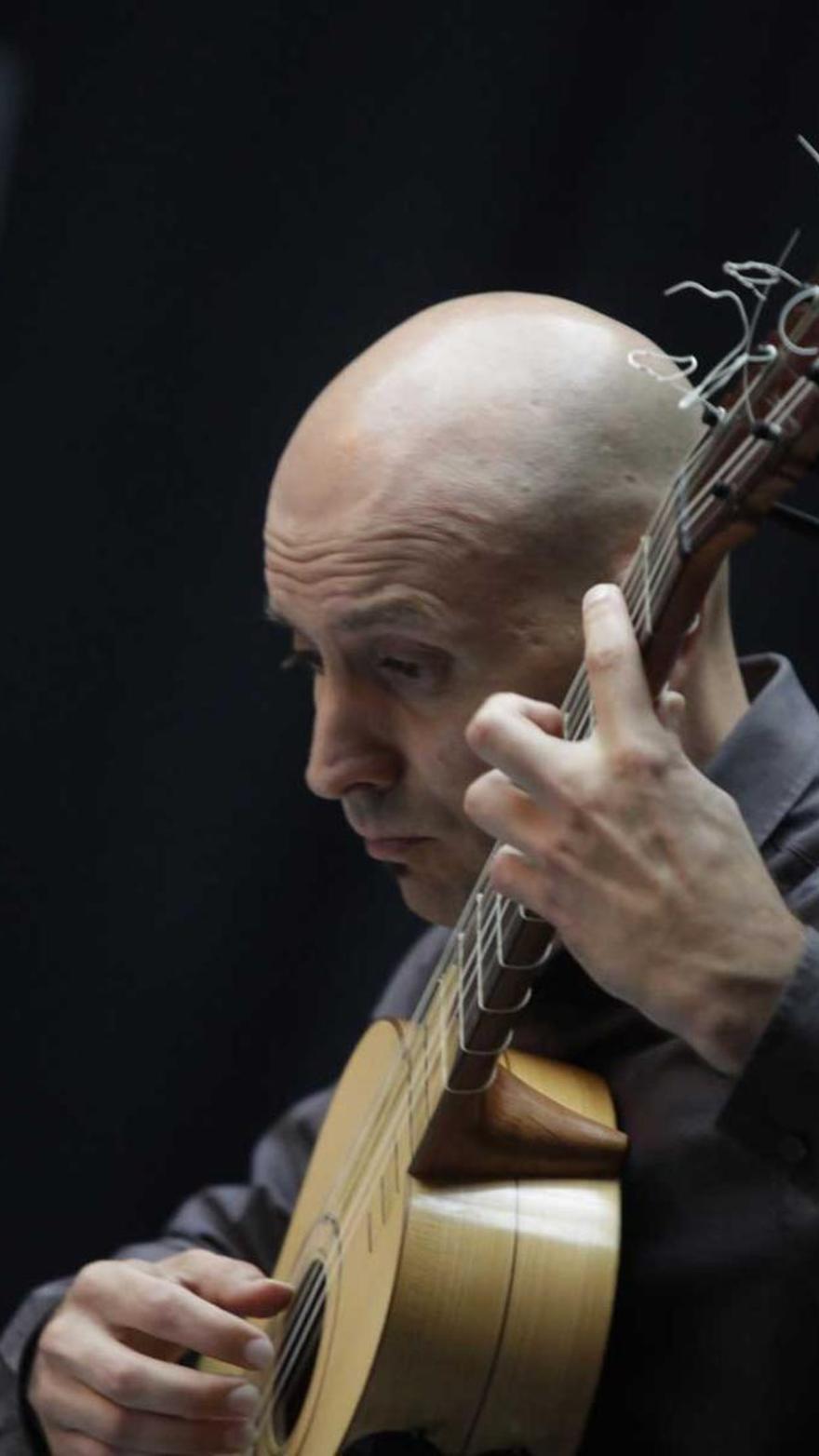 Fernando Espí redescubre para el público la guitarra de seis órdenes - La  Nueva España
