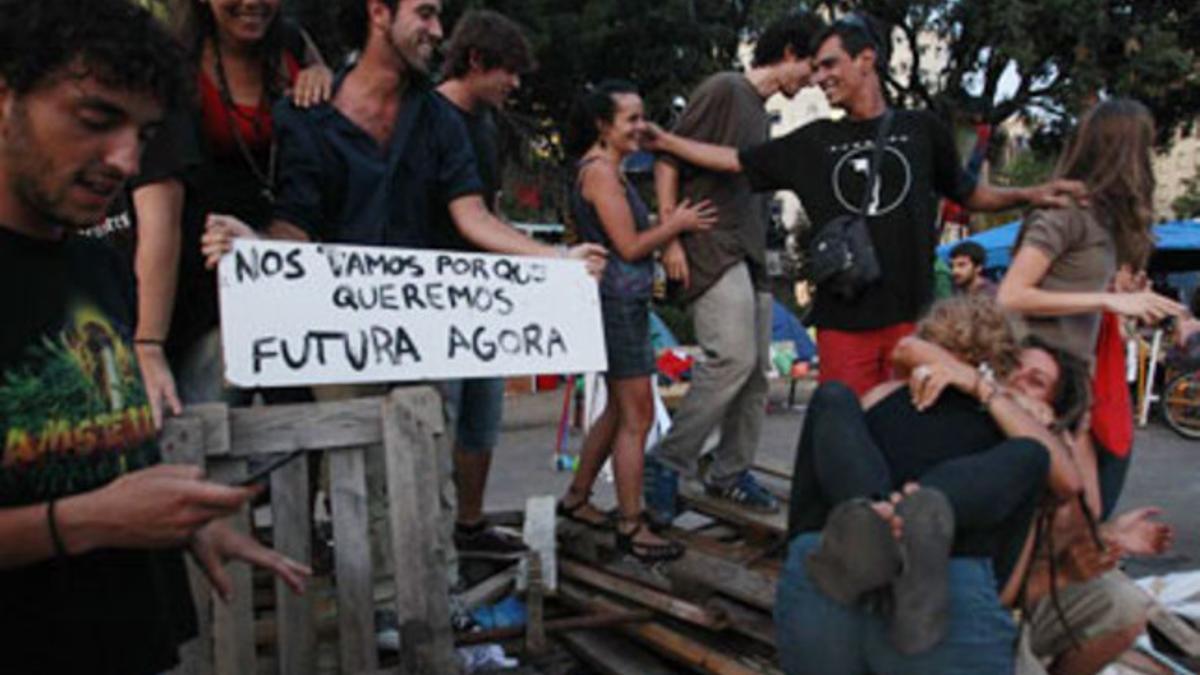 Un grupo de indignados ayer en la plaza de Catalunya de Barcelona.