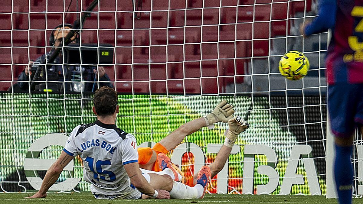 Joan García, tras despejar un balón en una clara ocasión rival durante el partido entre el FC Barcelona y el Alavés.