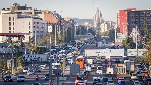 Accés a Barcelona per la Meridiana, a les 8 del matí, des del pont de Sarajevo. La reforma de l’avinguda preveu reconvertir aquesta autopista urbana en una via cohesionadora, per la qual cosa es realitzarà un estudi previ de la mobilitat a partir d’un bessó digital de les entrades per aquest extrem a la ciutat, a fi de garantir la mobilitat i resoldre els grans embussos.