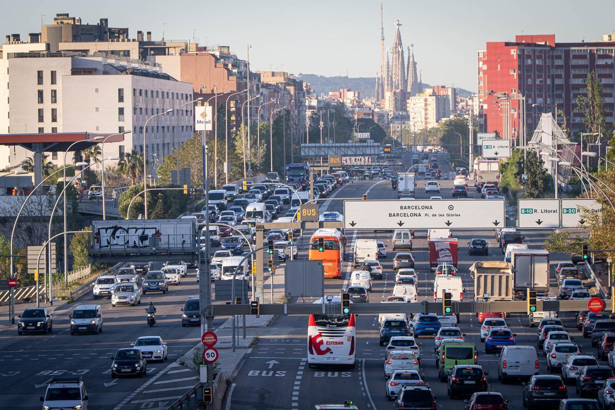 Accés a Barcelona per la Meridiana, a les 8 del matí, des del pont de Sarajevo. La reforma de l’avinguda preveu reconvertir aquesta autopista urbana en una via cohesionadora, per la qual cosa es realitzarà un estudi previ de la mobilitat a partir d’un bessó digital de les entrades per aquest extrem a la ciutat, a fi de garantir la mobilitat i resoldre els grans embussos.