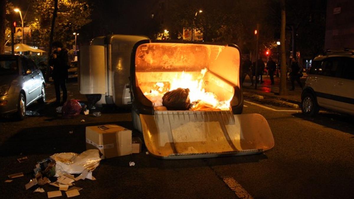 Un contenedor arde tras la manifestación de este martes.