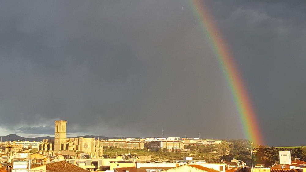 La Seu. Arc de Sant Martí a Manresa damunt la Seu, diumenge a la tarda després d’un xàfec que va deixar anar un bon raig d’aigua mentre continuava fent sol.