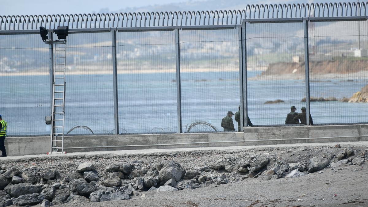 Agentes de la Gendarmería marroquí en el espigón del Tarajal.