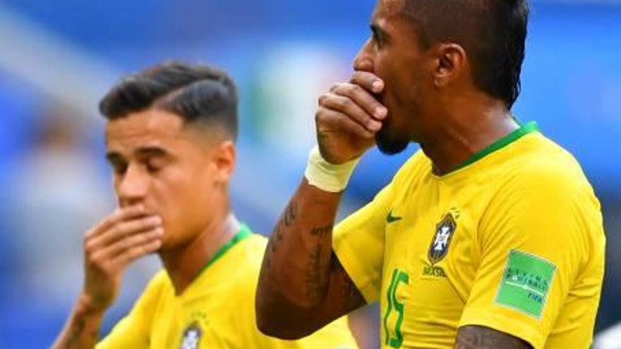 Paulinho, en primer terme, i Coutinho durant el Mundial de Rússia