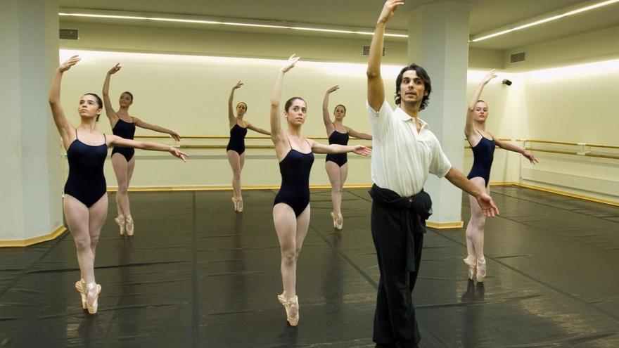 El bailarín Igor Yebra, junto a varias alumnas durante la celebración de una clase magistral. carm