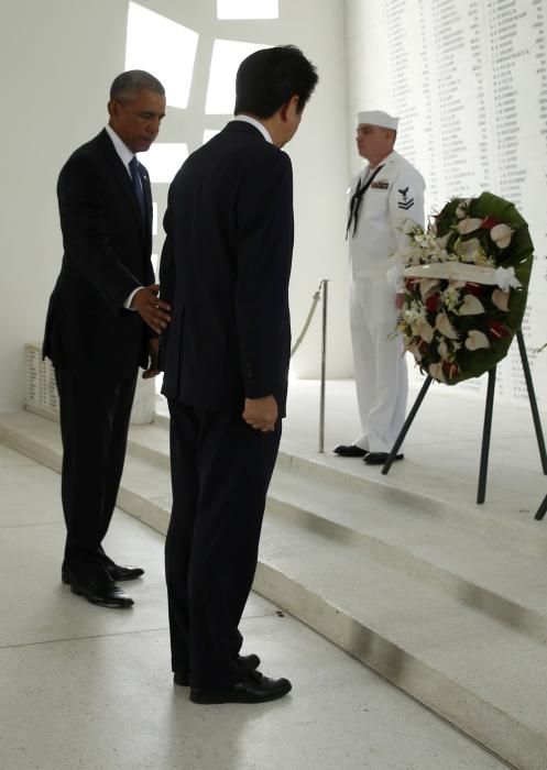 Obama y Shinzo Abe visitan Pearl Harbor