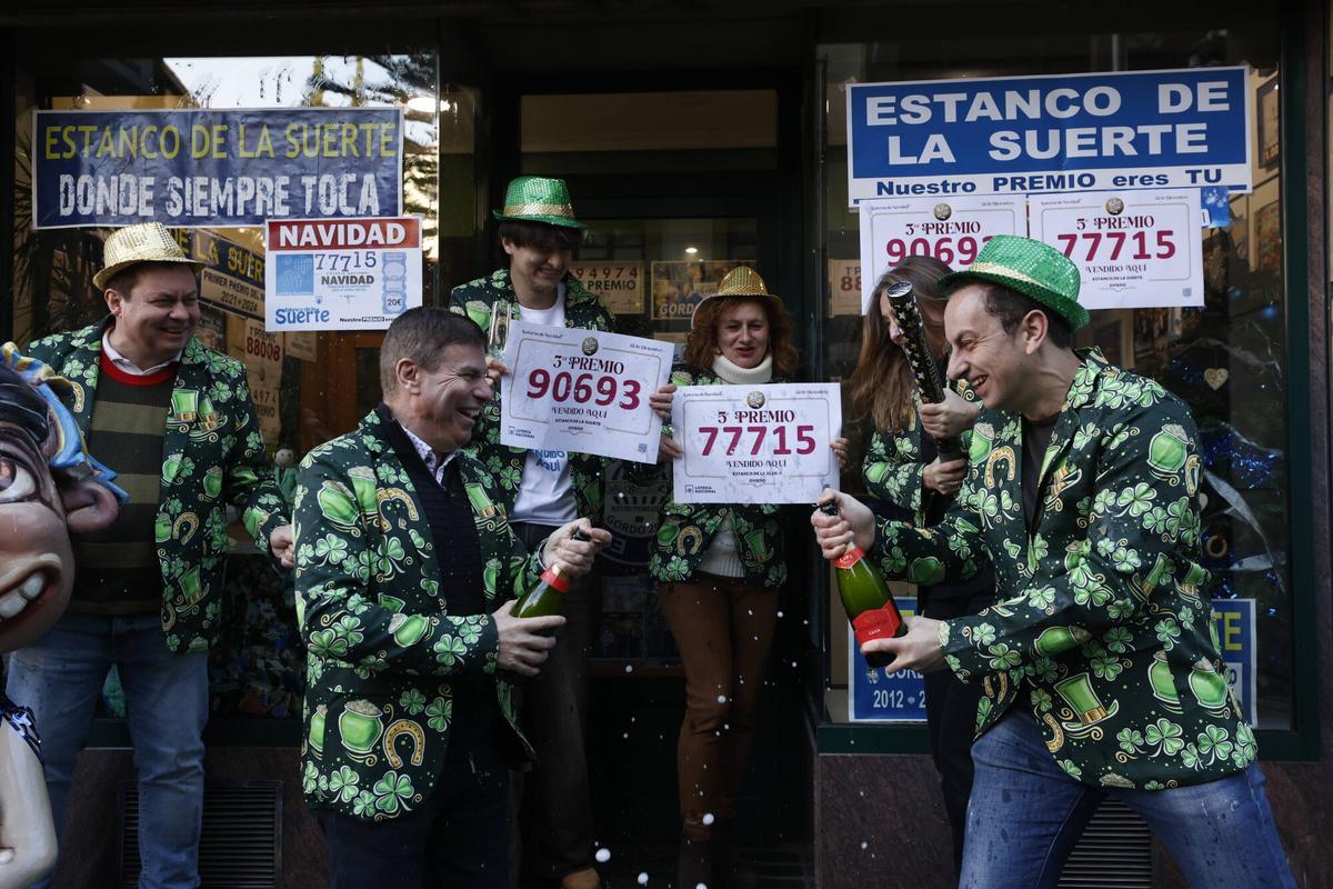 Así fue la celebración en el Estanco de la Suerte de Oviedo por los dos premios vendidos de la Lotería de Navidad