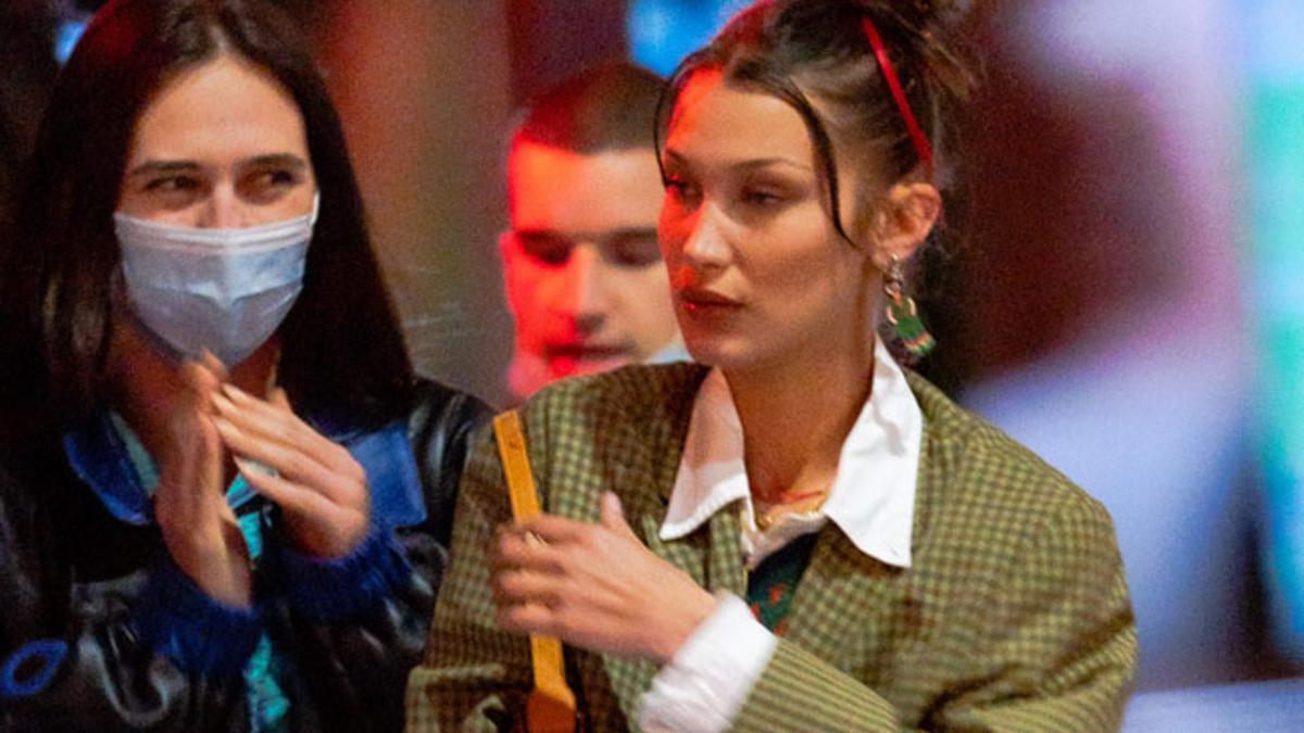 Bella Hadid pasea por Manhattan con chaqueta oversize