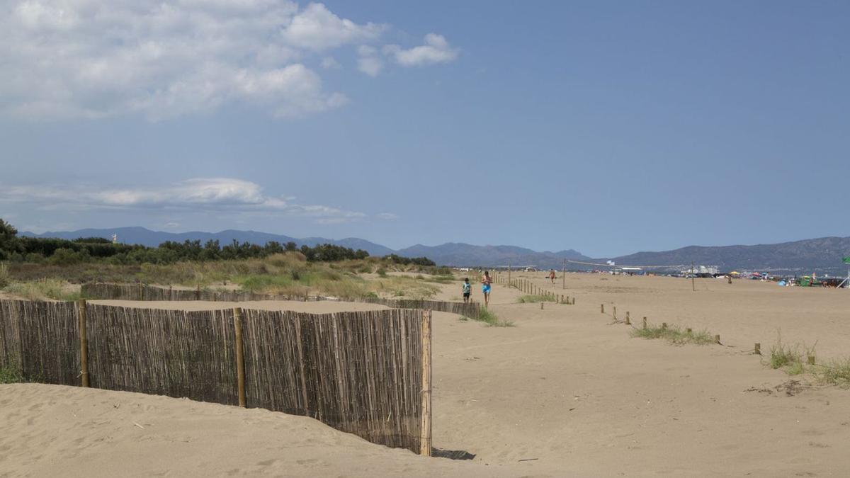 La platja de Sant Pere Pescador té gairebé set quilòmetres de dunes.