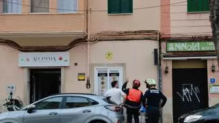 Desalojo por amenaza de derrumbe en un edificio de Palma: "Nos han dicho que saquemos todos los aparatos del local porque se puede caer en cualquier momento"