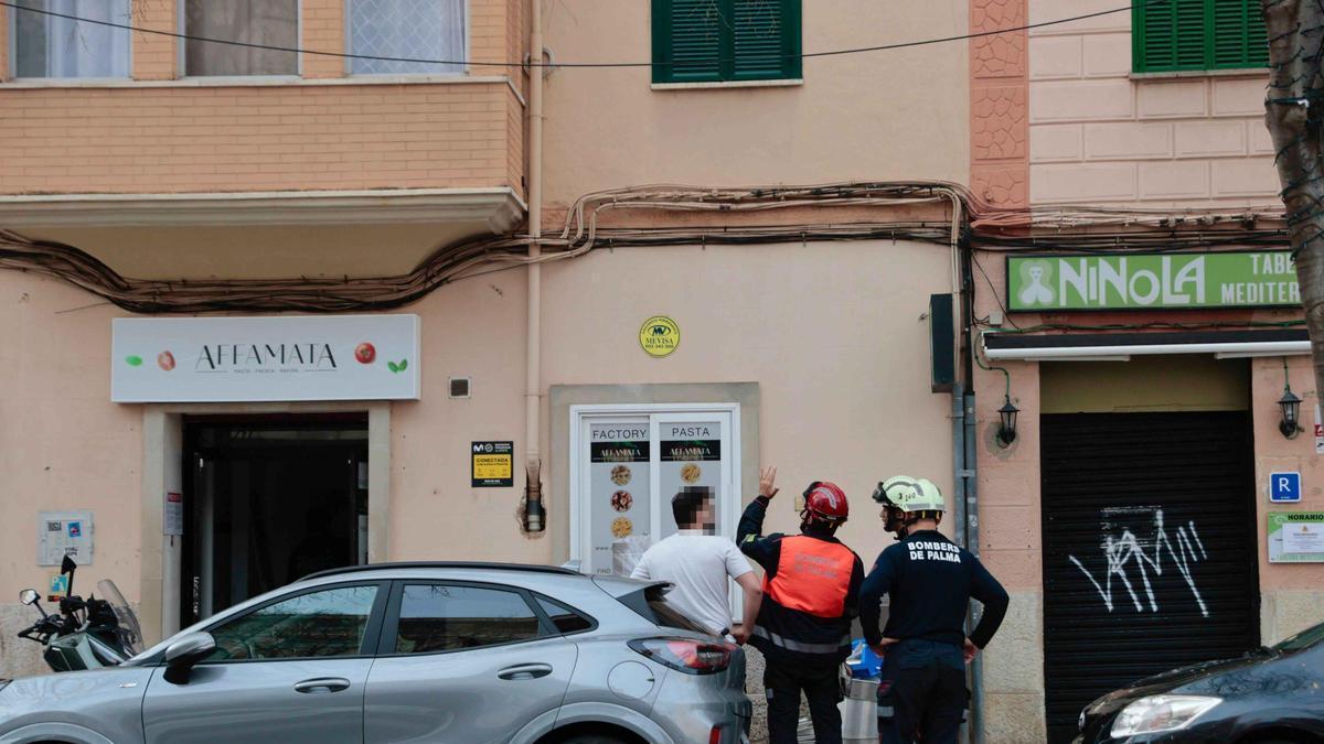 Desalojan tres viviendas de la calle Gaspar Bennàsar, en Palma, por riesgo de derrumbe