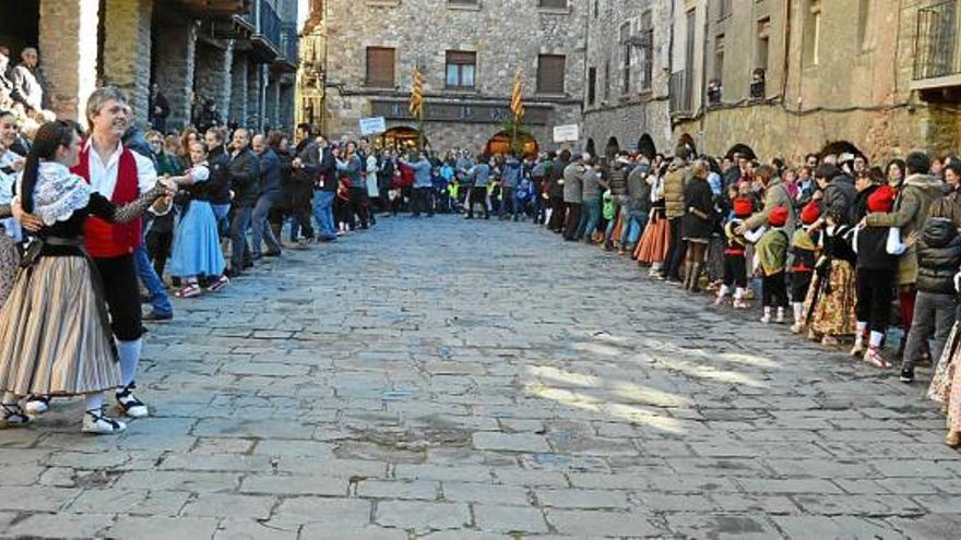 L&#039;Esbart Cadí fa obrir la gana dels assistents a la plaça Porxada