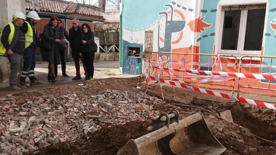 Inici de les obres, fa unes setmanes, per la cuina del Centre Cívic de Sant Narcís.