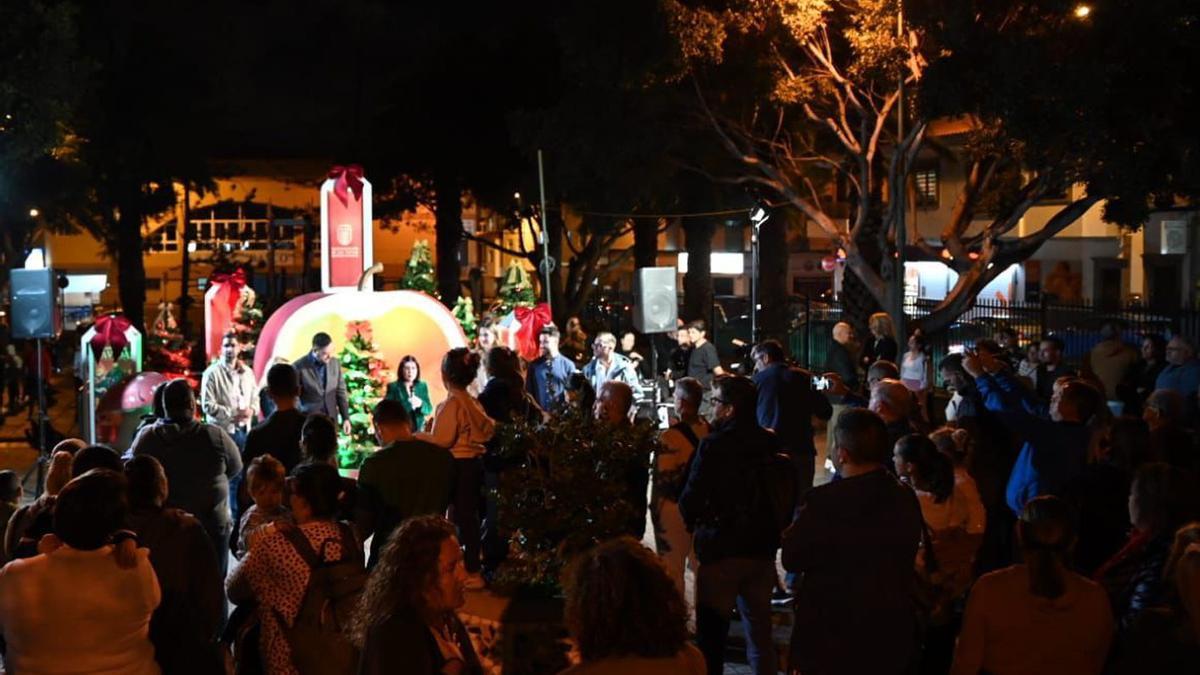 Darias se dirige a los asistentes al encendido de luces en Lomo Los Frailes, anoche.