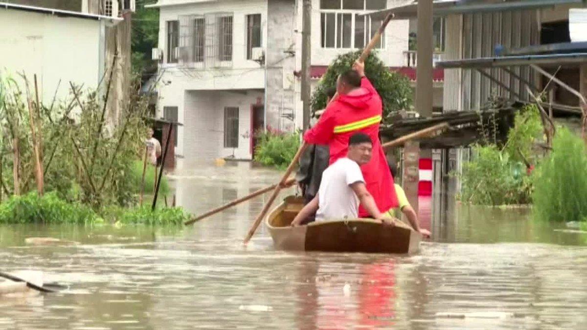 Más de 100.000 personas fueron evacuadas de sus casas en la provincia central china de Sichuan por las fuertes inundaciones que están azotando la región, que ha activado el máximo nivel de respuesta a emergencias para hacer frente a las riadas.