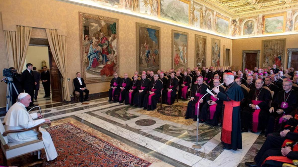 El papa Francisco escucha al presidente de la Conferencia Episcopal Española (CEE), el cardenal arzobispo de Madrid, Antonio María Rouco Varela (derecha), el pasado lunes.