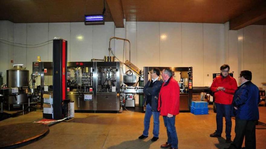 La visita a las instalaciones de la bodega Bouza do Rei, en Ribadumia, donde se presentó una máquina empaquetadora de botellas adquirida con las ayudas del año pasado. // Iñaki Abella