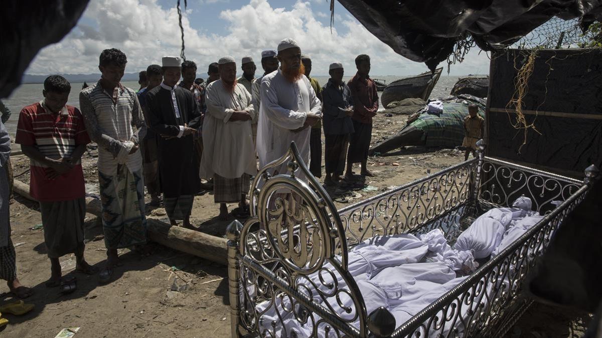 Funeral por cinco de los niños fallecidos en el nuevo hundimiento de una embarcación de rohingyas, en Cox's Bazar (Bangladés), el 9 de octubre.