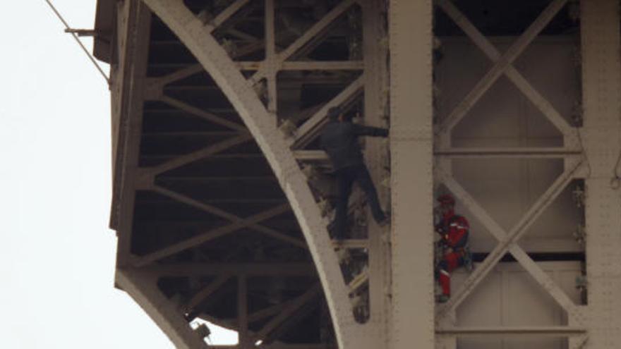 Evacuen la Torre Eiffel per un home que escalava la seva estructura