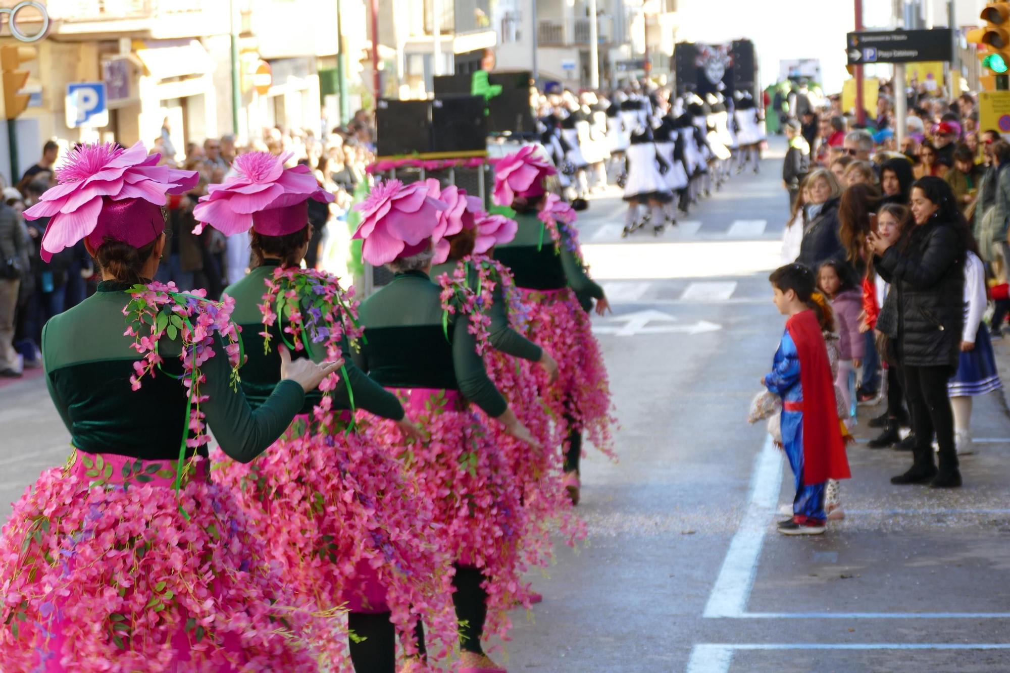 L'Escala s'acoloreix amb la rua de carnaval